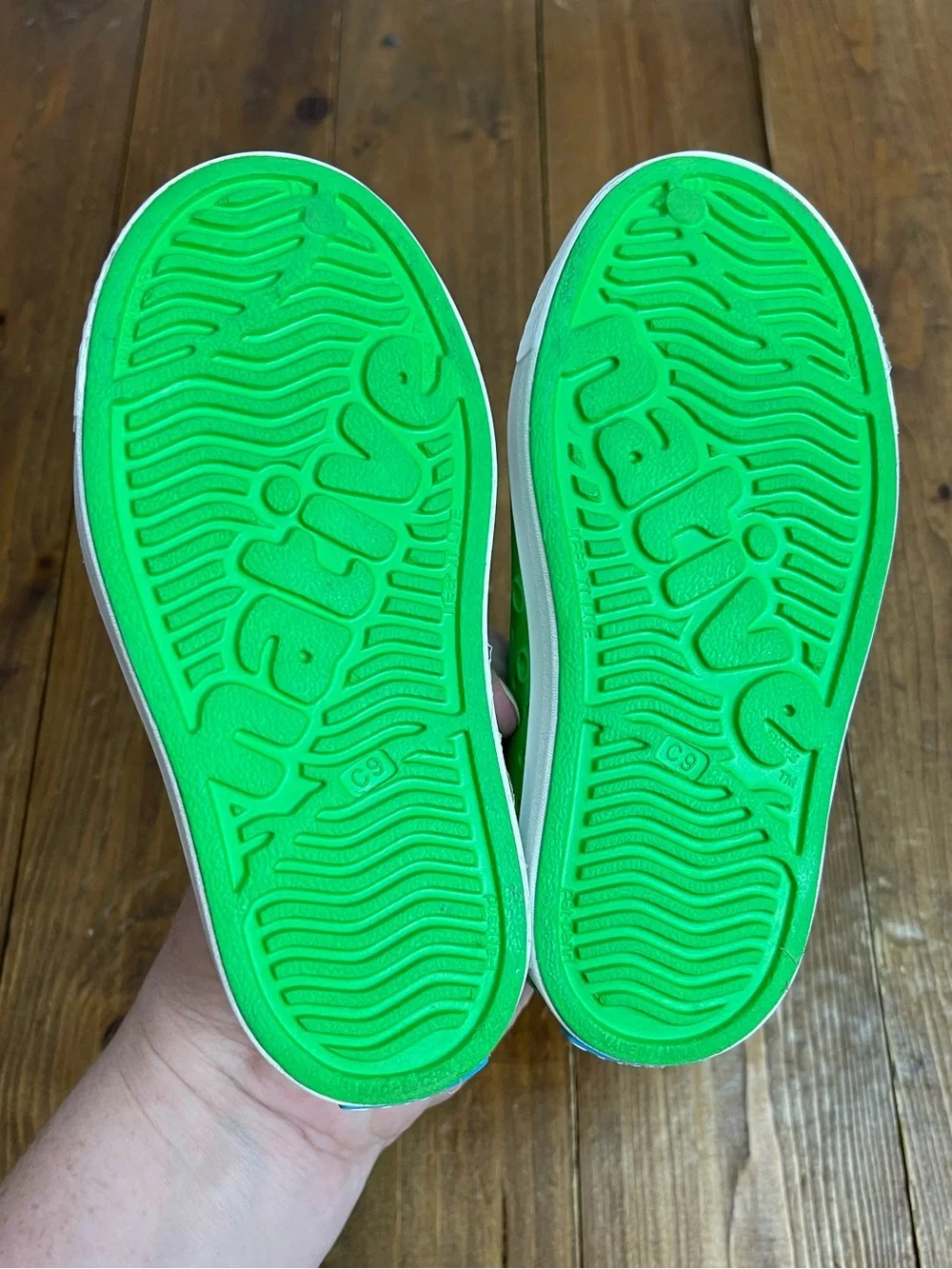 Native shoes size 9 Jefferson style foam sneakers green - damaged